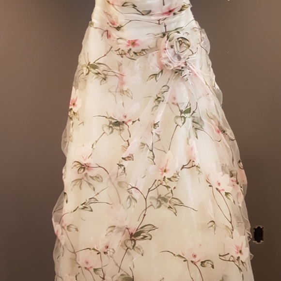 Wedding dress - Picture 3 of 7